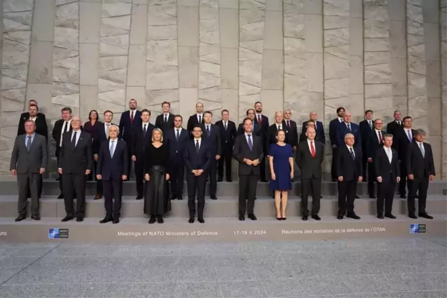 Yaşar Güler NATO Savunma Bakanları Toplantısı'nda Aile Fotoğrafı Çektirdi