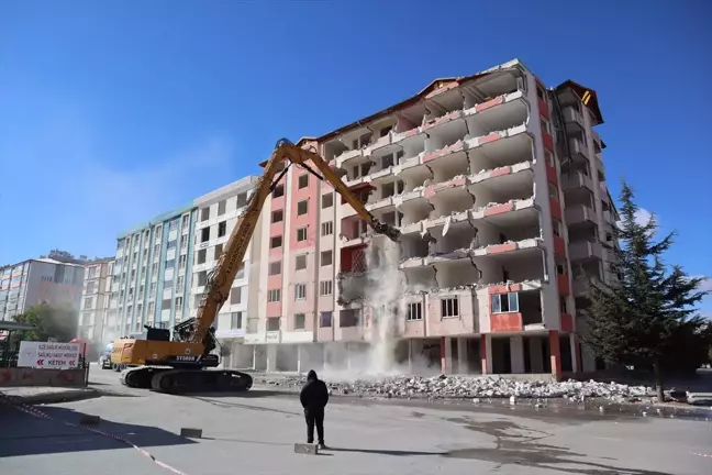 Kahramanmaraş'ta Depremzedeler İçin Yıkım Çalışmaları Devam Ediyor