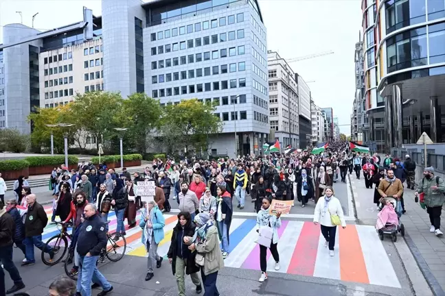 Brüksel'de On Binlerce Kişi İsrail'in Saldırılarını Protesto Etti