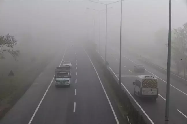 İstanbul-Ankara Otoyolu'nda Yoğun Sis Ulaşımı Olumsuz Etkiliyor