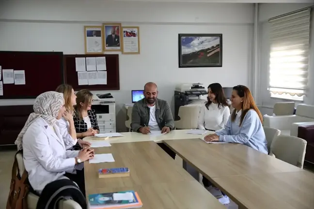 Kadın Öğretmenler, Kız Çocuklarını Eğitime Kazandırmak İçin Köy Köy Dolaşıyor