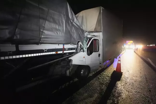 Anadolu Otoyolu'nda Kamyonet ile Tır Çarpıştı: 2 Yaralı