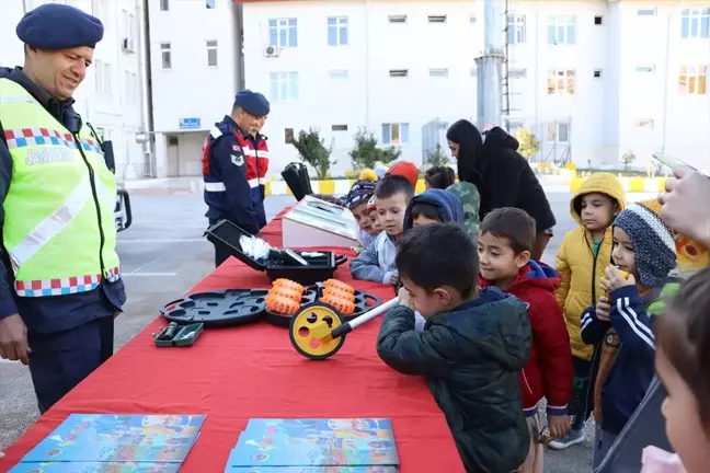 Burdur'daki Anaokulu Öğrencilerinden Jandarmaya Ziyaret