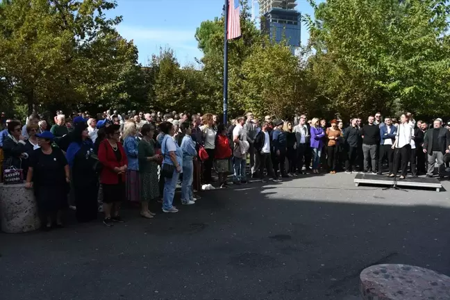 Tiran'da Yolsuzluk İddialarına Protesto: Belediye Başkanı İstifa Çağrıları Sürüyor