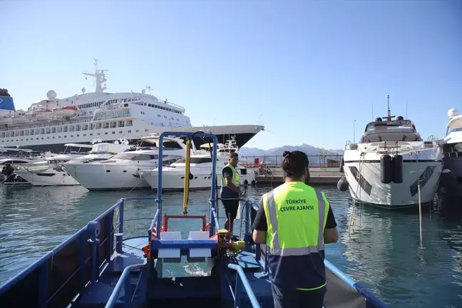 Marmaris'te Deniz Yüzeyi Temizleme Çalışması Başladı