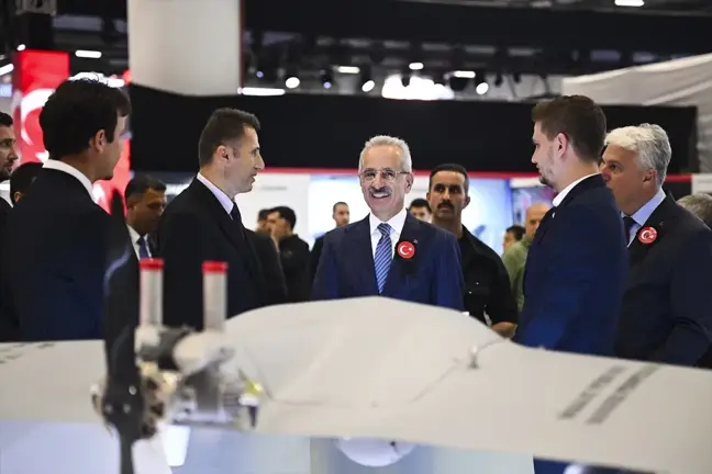 Bakan Uraloğlu, SAHA EXPO Fuarı'nda Savunma Sanayi Stantlarını Ziyaret Etti