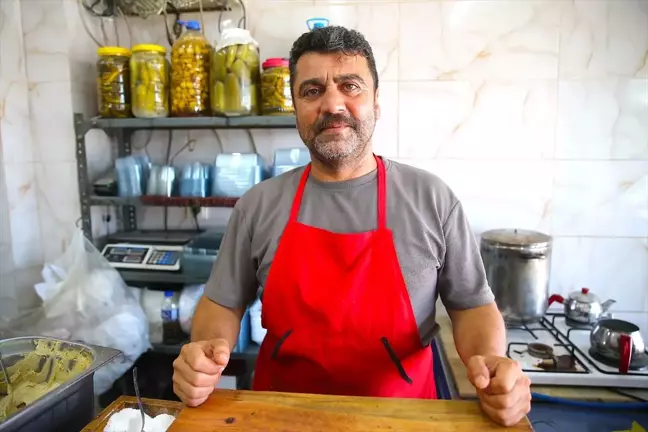 Depremde Kaybettiklerine Rağmen Dede Mesleğine Devam Ediyor