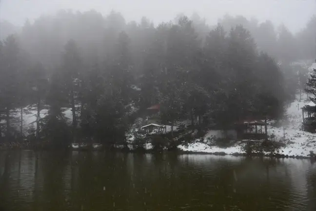 Limni Gölü Tabiat Parkı'nda Kar Manzaraları Ziyaretçileri Çekiyor