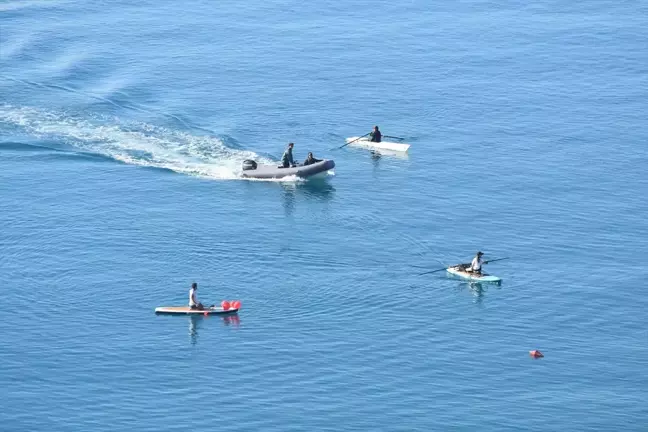 Antalya'da Güneşli Hava Turist ve Sakinleri Sahillere Çekti