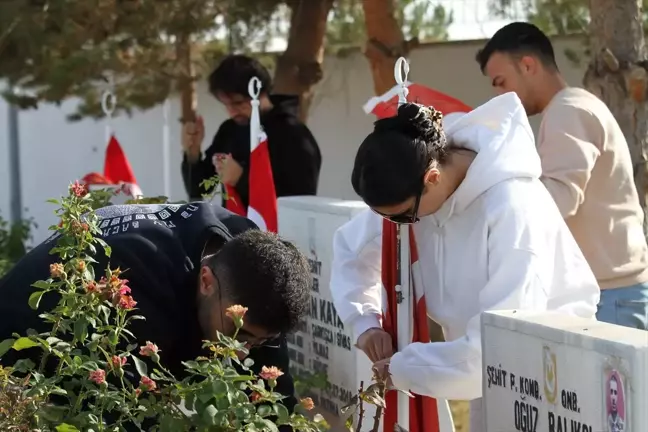 Şarkışla CHP Gençlik Kolları şehitlikte bakım ve temizlik çalışması yaptı