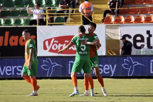 Alanyaspor, Antalyaspor'u 1-0 Önde Tamamladı