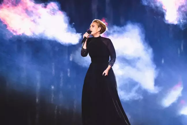 Adele, Kulak Enfeksiyonu Nedeniyle Kısmi İşitme Kaybı Yaşadığını Açıkladı