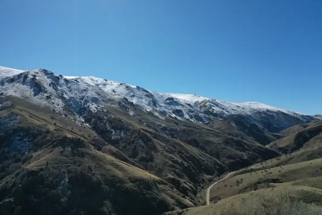 Eleşkirt'te Mevsimlerin Dansı: Bir Yanı Kar, Diğer Yanı Sonbahar