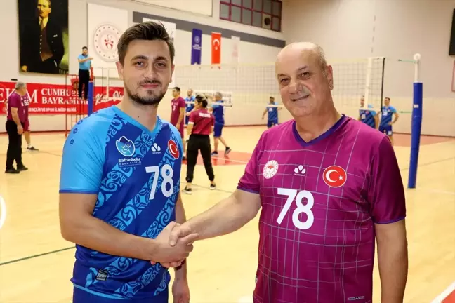 Baba-Oğul Voleybol Maçında Karşı Karşıya Geldi