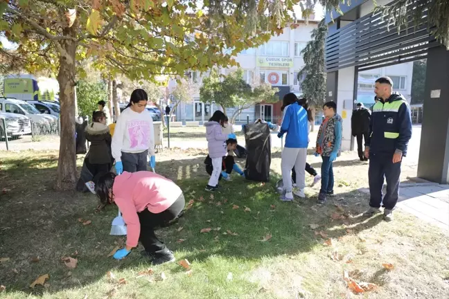 Çocuklar Temizlik İçin Sokaklara Çıktı