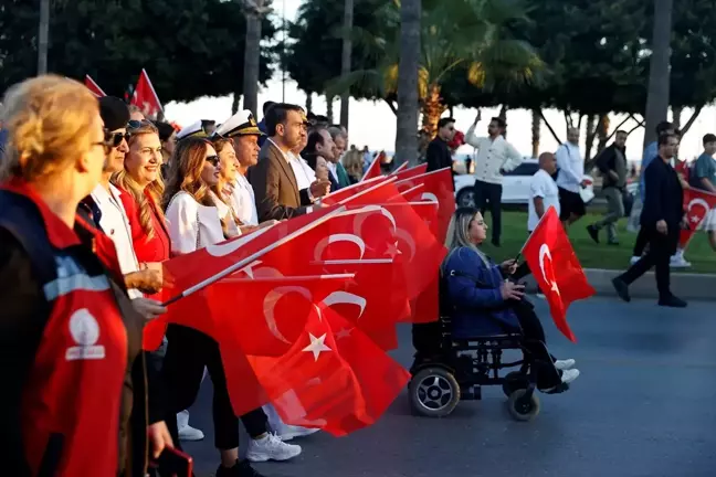 Mersin'de 101 metre Türk bayrağıyla Cumhuriyet yürüyüşü düzenlendi