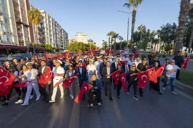 Mersin'de 101 Metre Uzunluğunda Türk Bayrağıyla Yürüyüş Düzenlendi