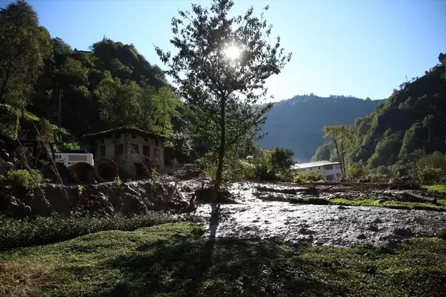 Rize'de Şiddetli Yağış Sonrası Toprak Kayması Hasar Tespiti Başladı