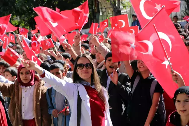 Van'da Cumhuriyet Bayramı Coşkusu: 500 Kişilik Dev Koro