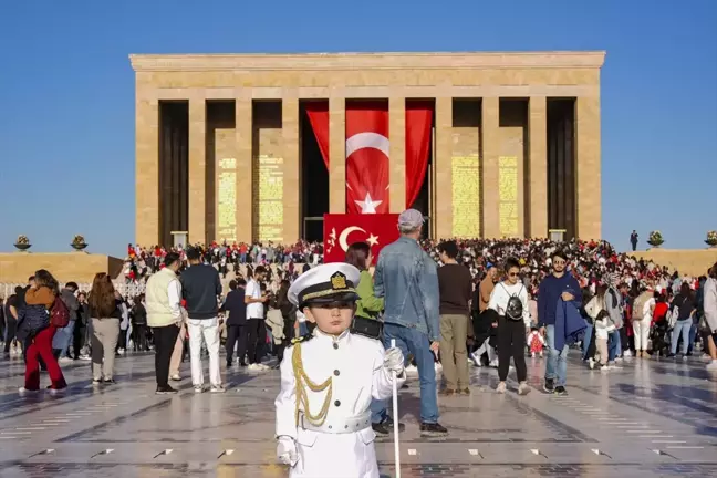 3 Yaşındaki Barskan, Anıtkabir'de Asker Taklidiyle Büyüledi