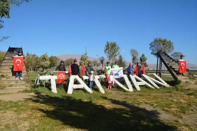 Tatvan'da Cumhuriyet Bayramı Bisiklet Turu Düzenlendi