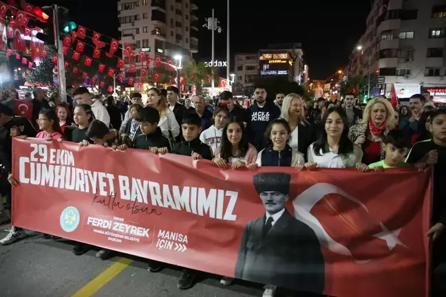 CHP Genel Başkanı Özel, Manisa'da fener alayında yürüdü, konser dinledi