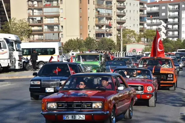 Cumhuriyet Bayramı'nda Klasik Otomobil Korteji İzmir'de Gerçekleştirildi