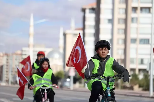 Konya'da Güvenli Okul Yolları Projesi ile Öğrencilere Bisikletle Sürüş Etkinliği