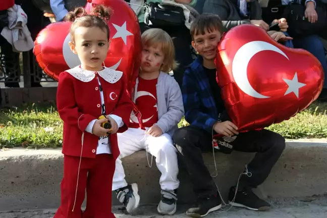 Trakya'da 29 Ekim kutlamaları; alanlar Türk bayrakları taşıyanlar ile doldu