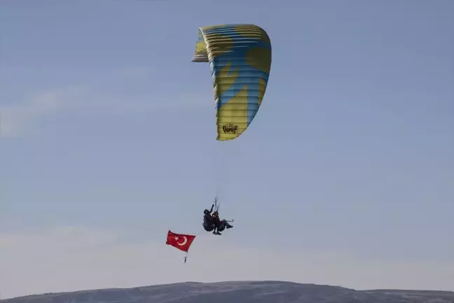 Tunceli'de Yamaç Paraşütü ile Cumhuriyet Bayramı Kutlaması