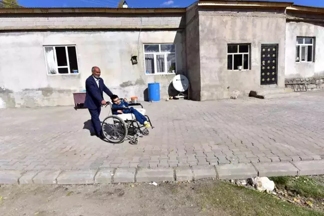 Ahlat'ta Yürüme Engellilere 8 Bin Metrekare Parke Yol Yapıldı