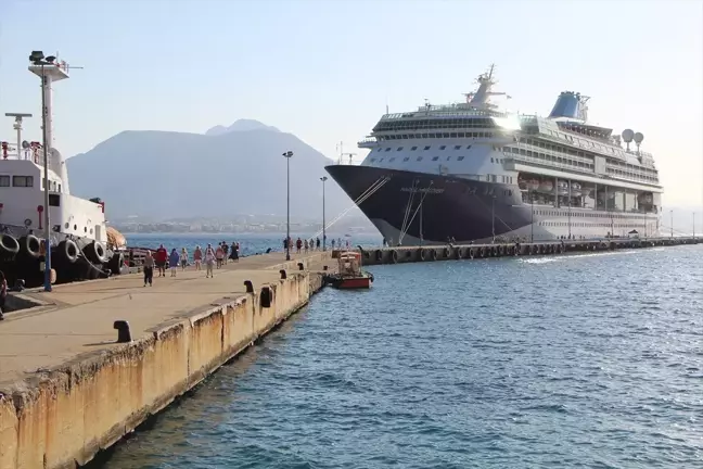 Bahama bayraklı kruvaziyer Alanya'ya ulaştı