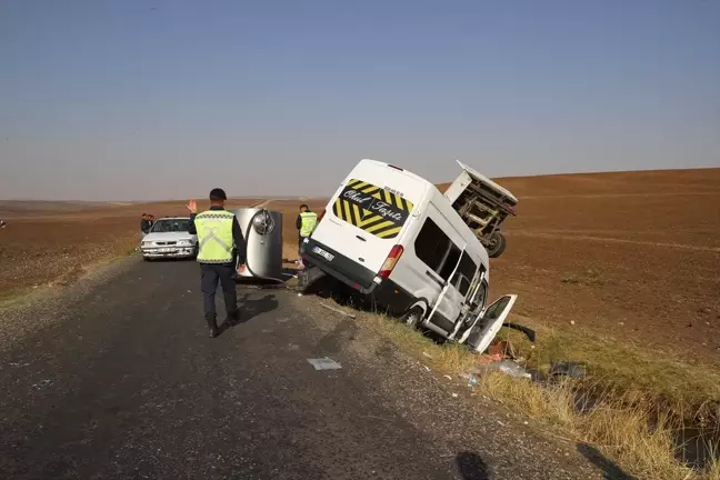 Diyarbakır'da Öğretmenleri Taşıyan Minibüs Kaza Yaptı: 17 Yaralı