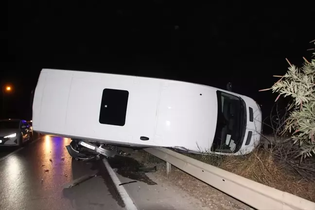 Antalya'da Minibüs ve Otomobil Çarpıştı: Sürücüler Yaralanmadı