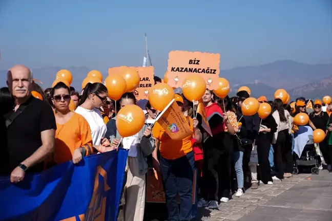 İzmir'de Lösemili Çocuklar Haftası Kortej Yürüyüşü Düzenlendi