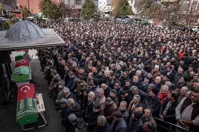 Yangında Hayatını Kaybeden Üç Kişi Toprağa Verildi