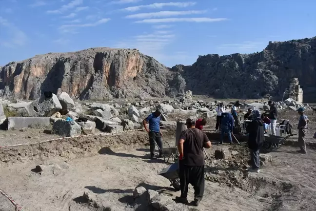 Anavarza Antik Kenti'nde Havariler Kilisesi için Kazı Çalışmaları Başladı