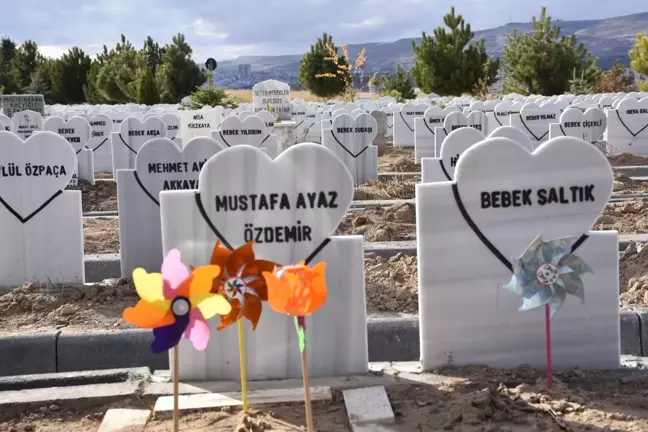 Sivas'ta Bebek Mezarlığına Kalp Şeklinde Taşlar Yerleştirildi