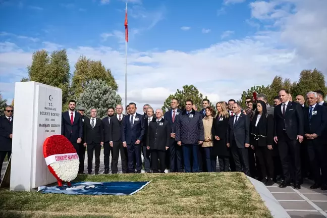 Özgür Özel, Bülent Ecevit'i Anma Töreninde CHP'yi İktidar Hedefiyle Anımsadı