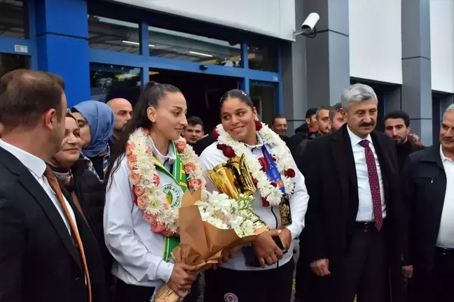 Budva'da Madalya Kazanan Havvanur Kethüda ve Dilara Sak, Trabzon'da Coşkuyla Karşılandı