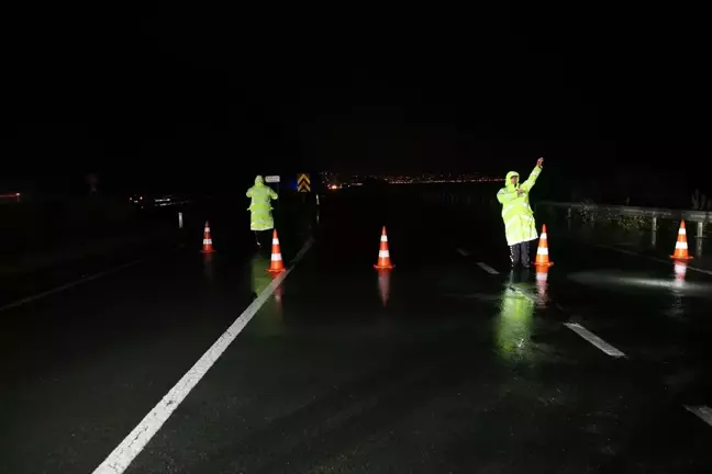 Rize'de Heyelan, Karadeniz Sahil Yolu Ulaşıma Kapandı