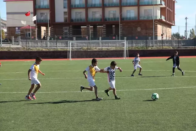 Bitlis'te şehitlerin mezun olduğu ve adlarının yaşatıldığı okullar arası futbol turnuvası düzenlendi