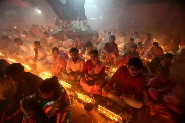 Narayanganj'da Hinduların Rakher Upobash Festivali Renklere Büründü