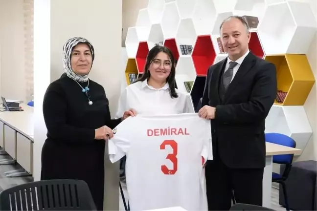 İrem Tavşan, Merih Demiral'ın Formasını Kazandı