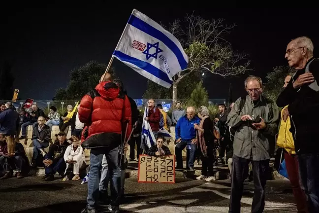 İsrail'de Netanyahu'nun Savunma Bakanı'nın Görevden Alınması Protesto Ediliyor