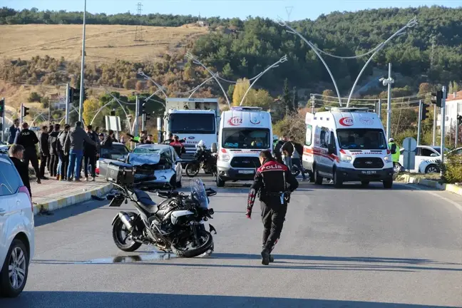 Uşak'ta Polis Ekiplerinin Motosikleti ile Otomobil Çarpıştı: 4 Yaralı