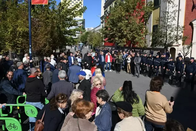 Tiran'da Yolsuzluk İddiaları Nedeniyle Protestolar Devam Ediyor