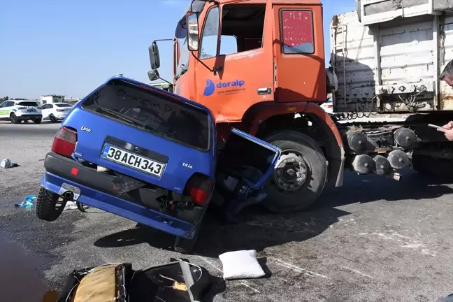 Adana'da Otomobil ve Tır Çarpıştı: 1 Ölü, 1 Yaralı