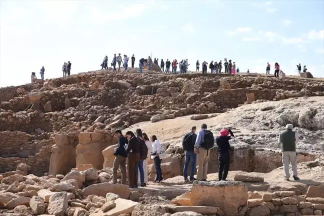 Yerli ve Yabancı Akademisyenler Karahantepe'yi Ziyaret Etti