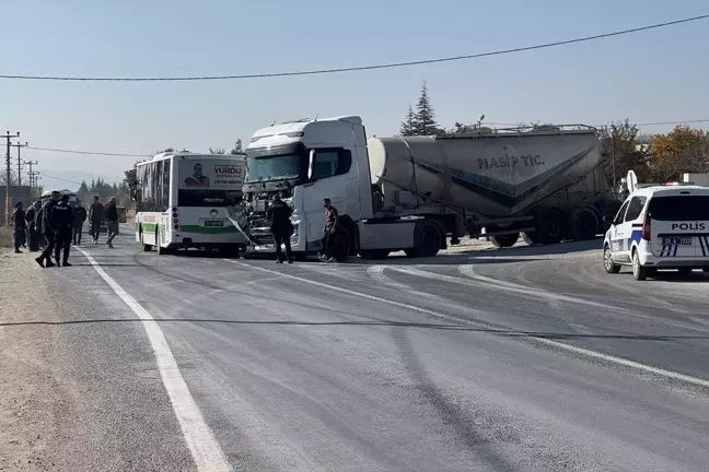 Elazığ'da Otobüs ile Tır Çarpıştı: 6 Yaralı